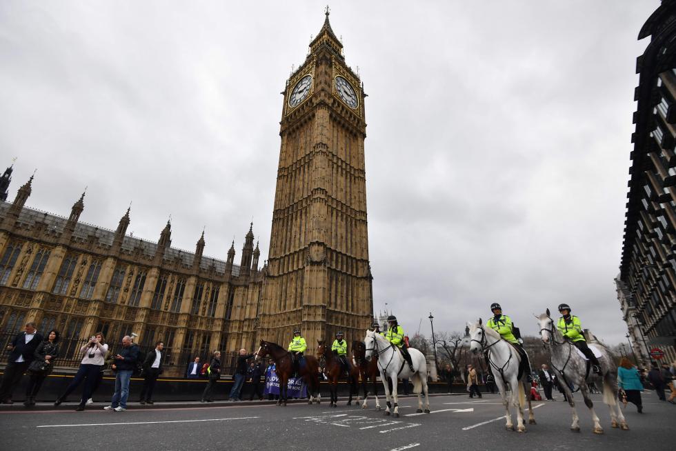 Cientos de personas guardan un minuto de silencio en el puente de Westminster