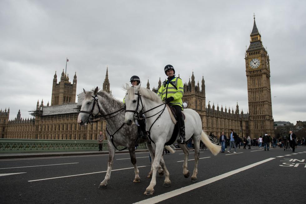 Cientos de personas guardan un minuto de silencio en el puente de Westminster