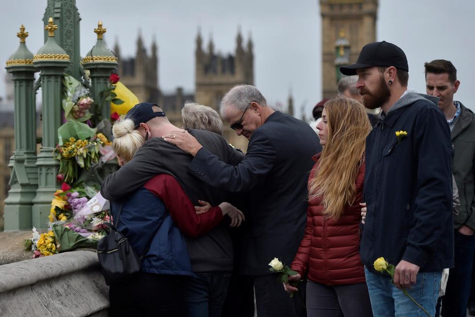 Cientos de personas guardan un minuto de silencio en el puente de Westminster