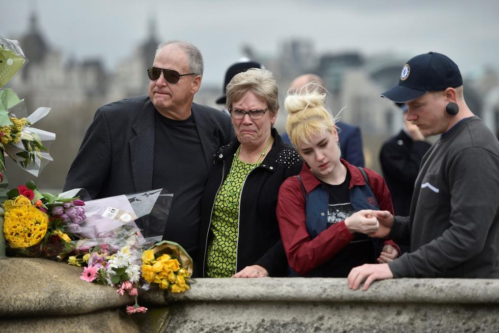 Cientos de personas guardan un minuto de silencio en el puente de Westminster