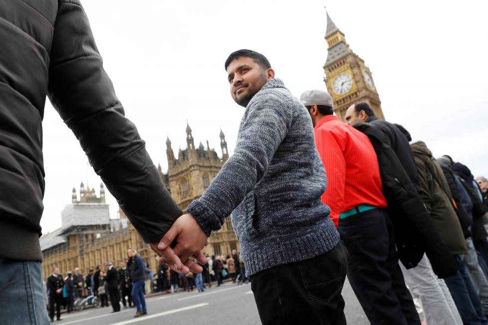 Cientos de personas guardan un minuto de silencio en el puente de Westminster