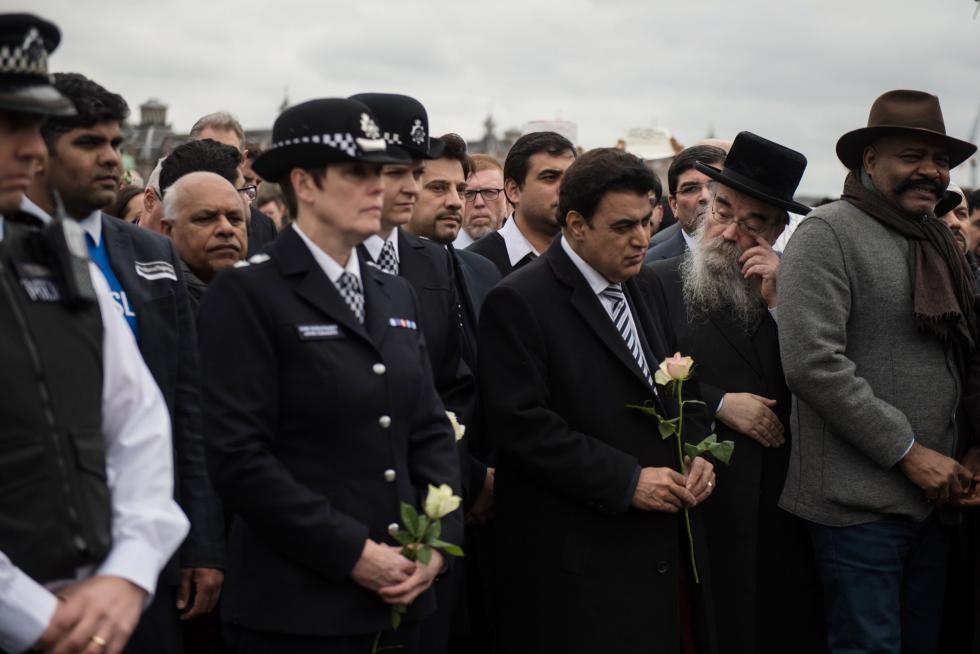 Cientos de personas guardan un minuto de silencio en el puente de Westminster