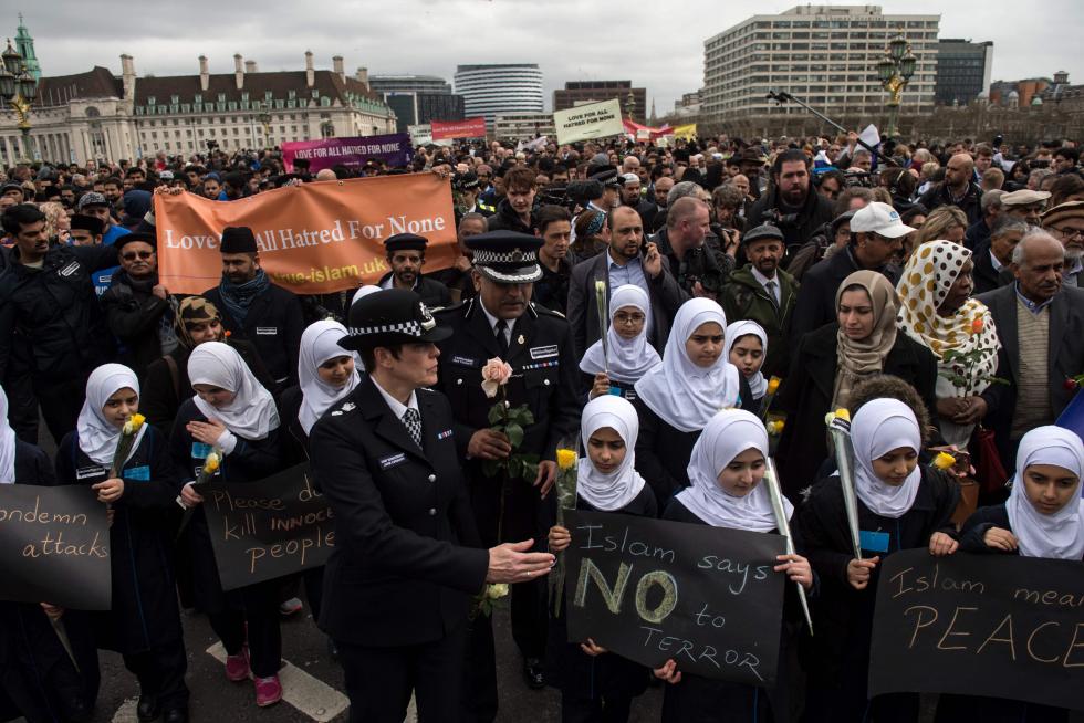 Cientos de personas guardan un minuto de silencio en el puente de Westminster