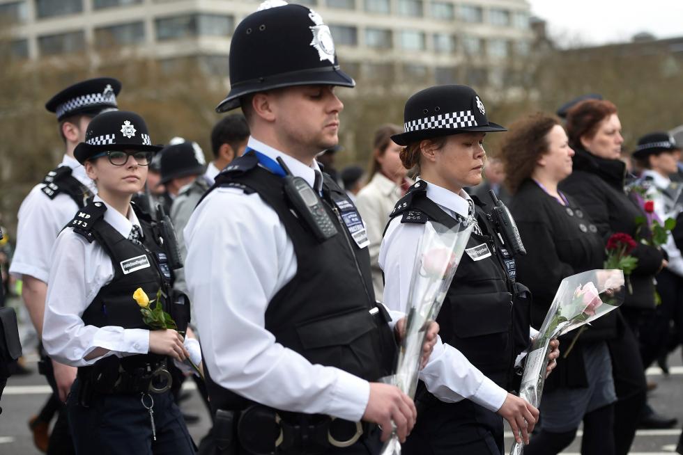 Cientos de personas guardan un minuto de silencio en el puente de Westminster