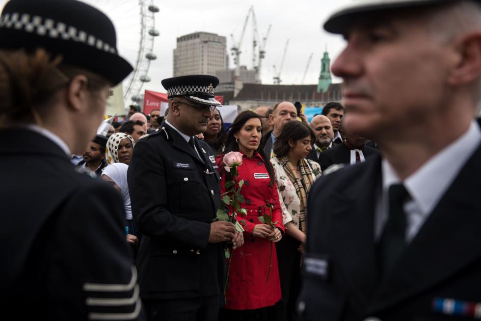 Cientos de personas guardan un minuto de silencio en el puente de Westminster