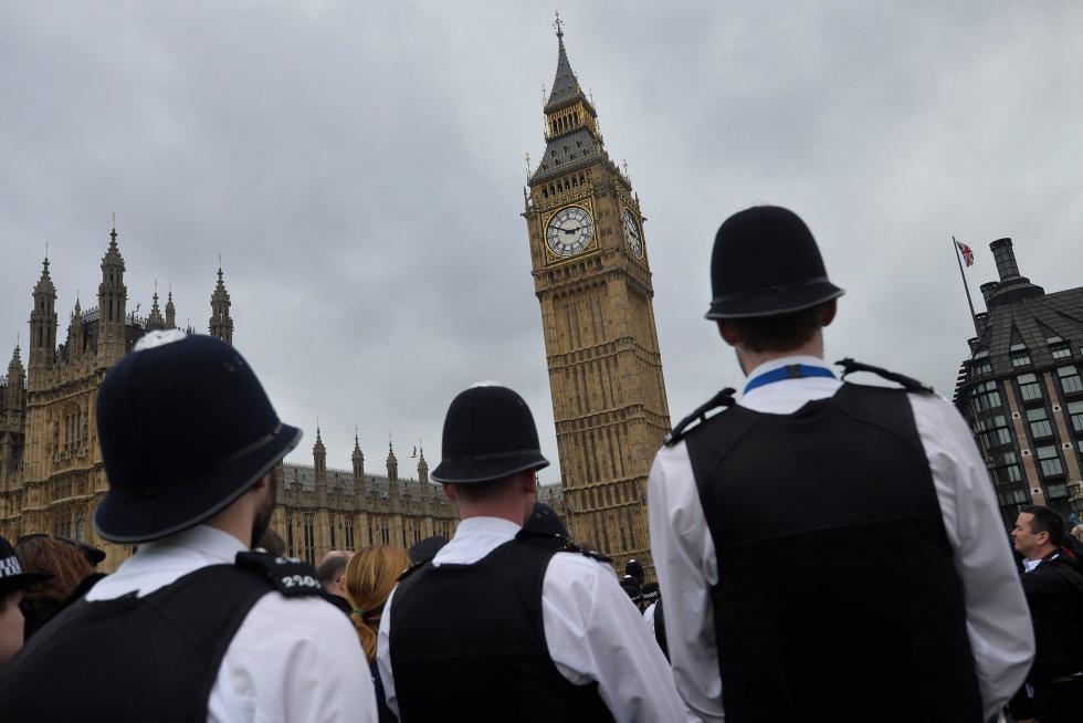 Cientos de personas guardan un minuto de silencio en el puente de Westminster