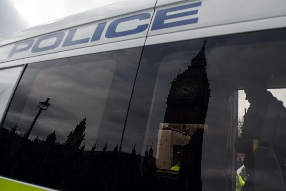 Cientos de personas guardan un minuto de silencio en el puente de Westminster