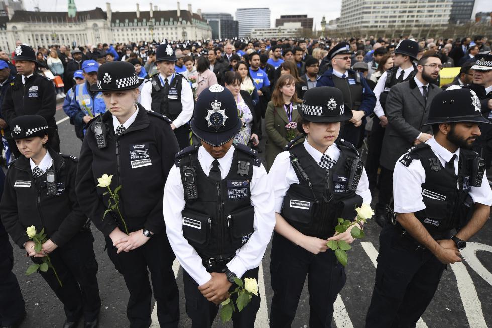 Cientos de personas guardan un minuto de silencio en el puente de Westminster