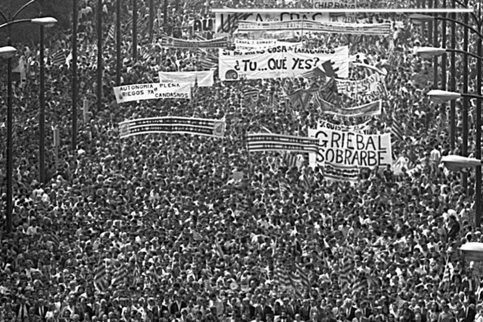 'El pueblo aragonés, en pie'. Así tituló HERALDO la portada del día 24 de abril de 1992. Más de cien mil personas exigieron en Zaragoza la autonomía plena. La respuesta popular desbordó todas las previsiones y dejó aislada a la dirección el PSOE. En la cabeza de la pancarta se encontraba el alcalde de Zaragoza, Antonio González Triviño (PSOE), que fue vitoreado a lo largo del recorrido por ignorar la tajante consigna de la ejecutiva federal de su partido de no asistir, mientras el secretario general, José Marco, el gran ausente, se convertía en el centro de todas las críticas.