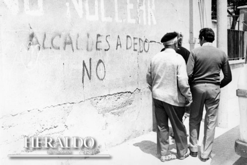 Día de votación en las elecciones autonómicas y municipales de mayo de 1983, en las que, pese a todos los pronósticos, la asistencia a las urnas superó el 67% y el PSOE consiguió el control de las instituciones autonómicas y ayuntamientos. Por primera vez en la historia de nuestro país, el Gobierno del Estado y el de los municipios y comunidades autónomas se concentraron con abrumadora mayoría en las manos del mismo partido político. En la imagen, una pintada con la frase 'Alcaldes a dedo no' cerca del colegio electoral de Montañana.