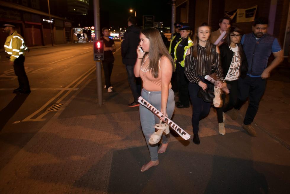 Adolescentes a las puertas del estadio tras ser evacuado.