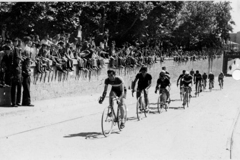 Prueba ciclista en el circuito urbano de las Delicias de Zaragoza el 23 de julio de1944, patrocinado por la Comisión de Festejos de las Delicias y organizada por el C. D. Zaragozano. Fue una carrera muy interesante, desarrollada con gran espíritu deportivo. También se celebró otra carrera para aficionados del barrio sin licencia. En la imagen, los ciclistas por el paso inferior de las Delicias.