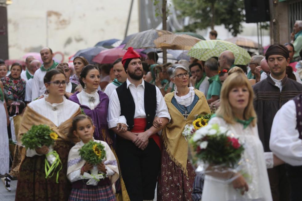 Los paraguas fueron protagonistas durante buena parte de la ofrenda, aunque al final llegó a la basílica.