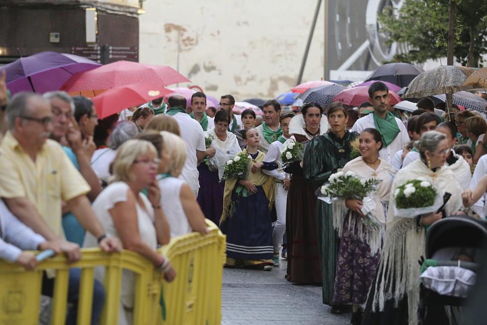 Los paraguas fueron protagonistas durante buena parte de la ofrenda, aunque al final llegó a la basílica.