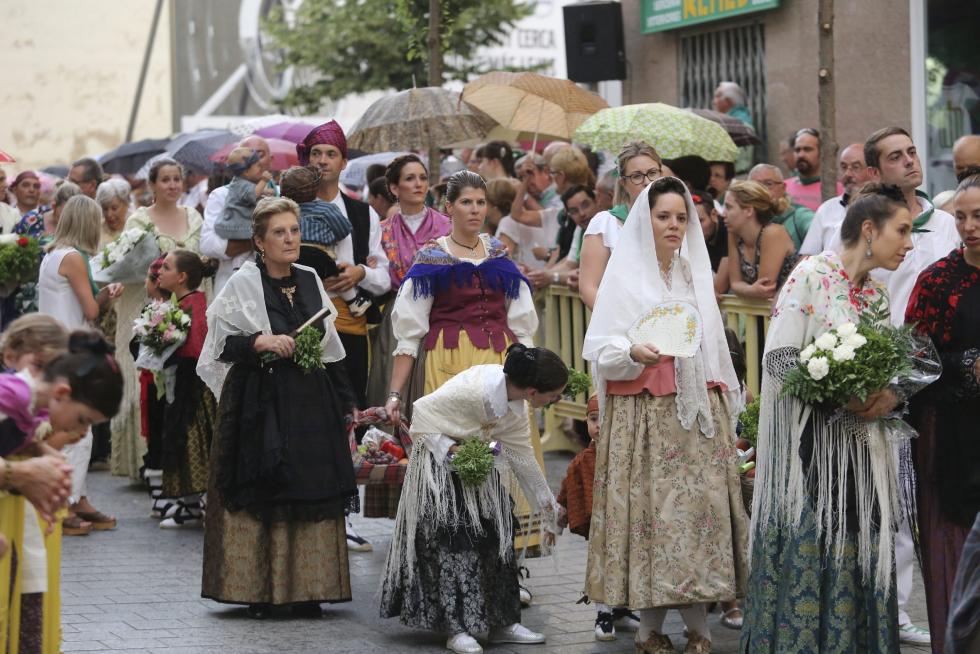 Los paraguas fueron protagonistas durante buena parte de la ofrenda, aunque al final llegó a la basílica.