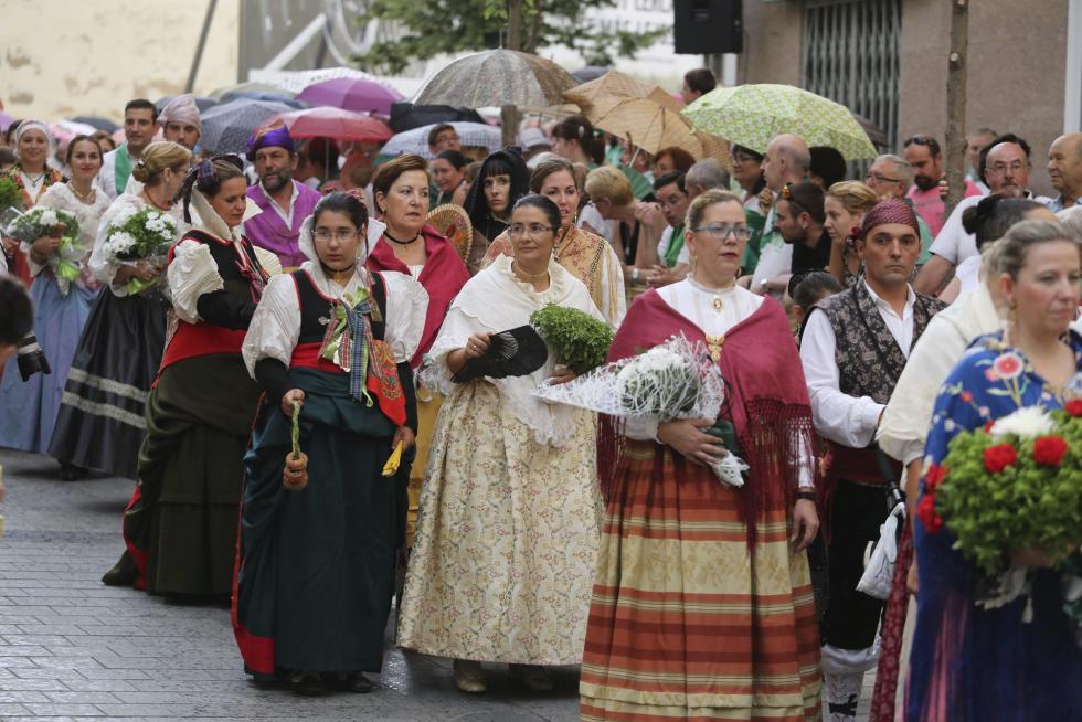 Los paraguas fueron protagonistas durante buena parte de la ofrenda, aunque al final llegó a la basílica.