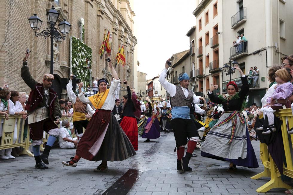 Los Danzantes bailaron ante el santo y la parrilla.