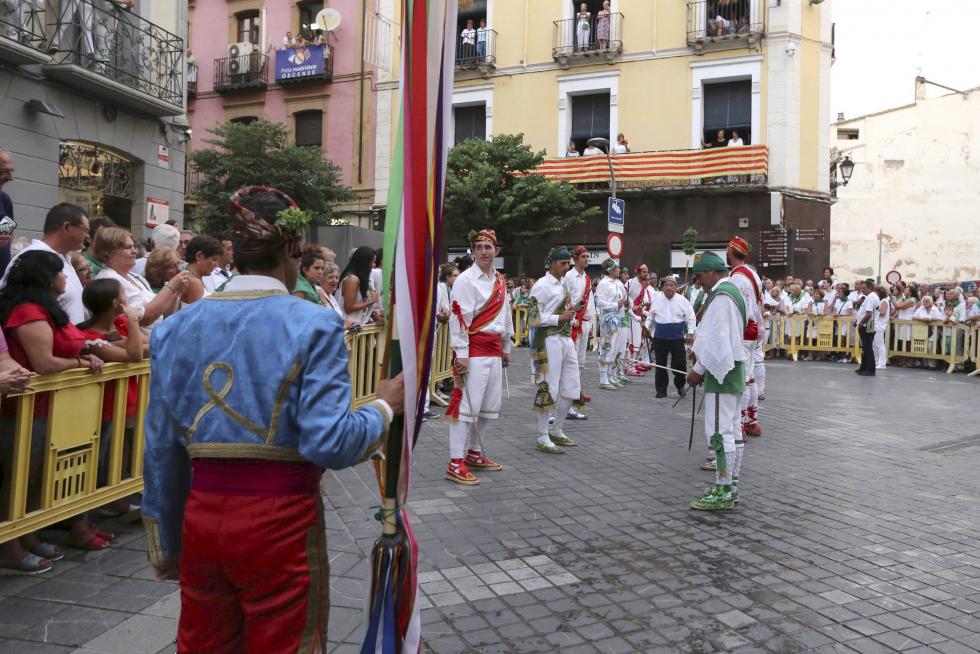 Los Danzantes bailaron ante el santo y la parrilla.