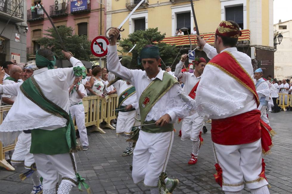 Los Danzantes bailaron ante el santo y la parrilla.