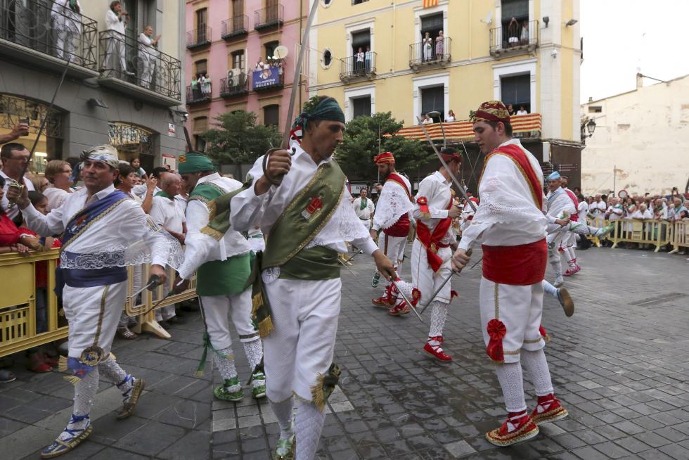 Los Danzantes bailaron ante el santo y la parrilla.
