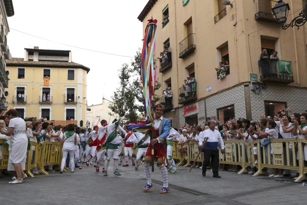Los Danzantes bailaron ante el santo y la parrilla.