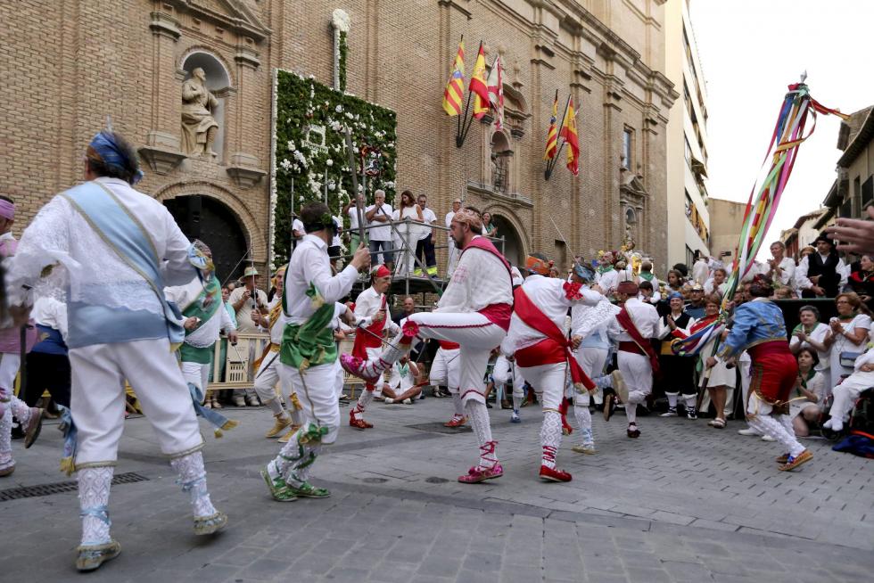 Los Danzantes bailaron ante el santo y la parrilla.