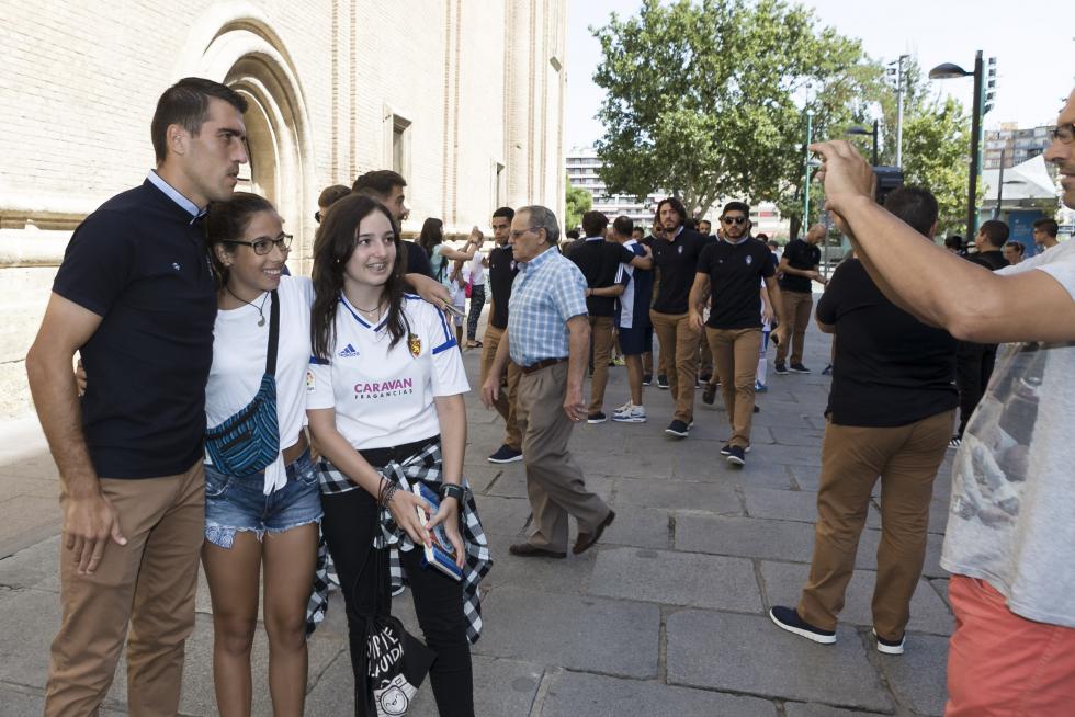 El Real Zaragoza cumple con la ofrenda a la Virgen del Pilar