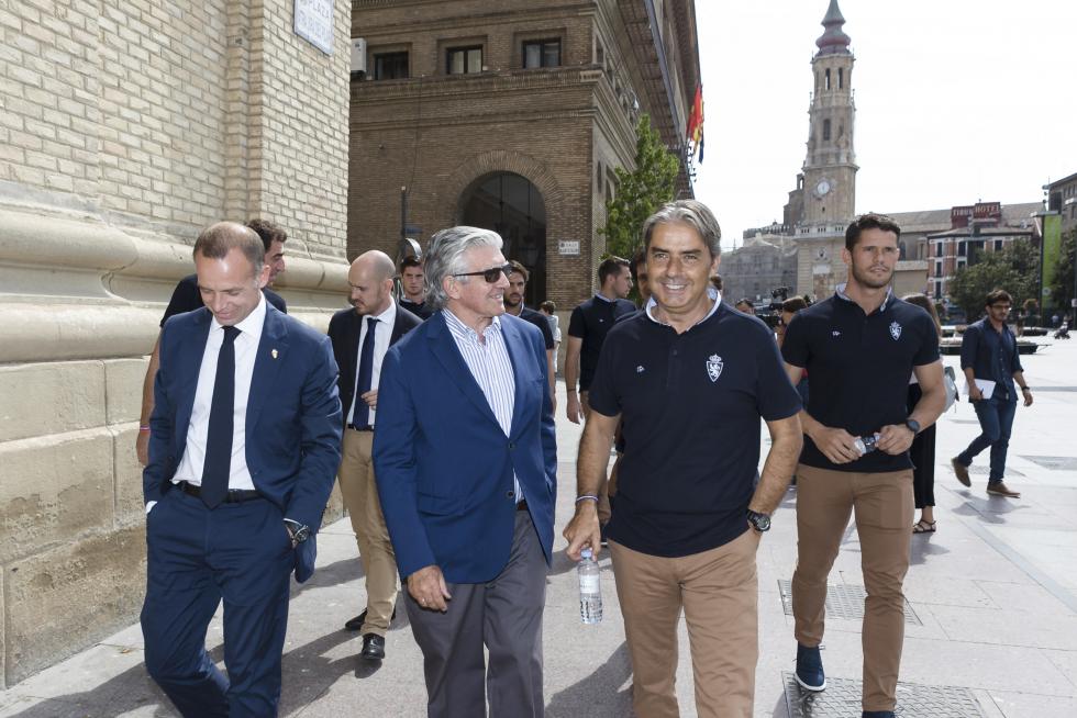 El Real Zaragoza cumple con la ofrenda a la Virgen del Pilar