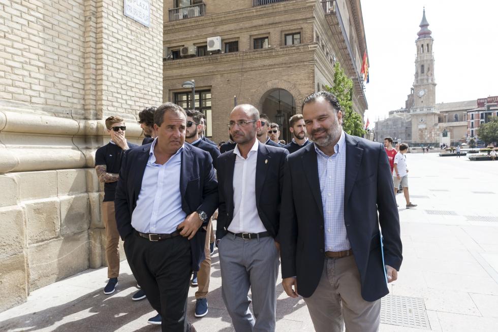 El Real Zaragoza cumple con la ofrenda a la Virgen del Pilar