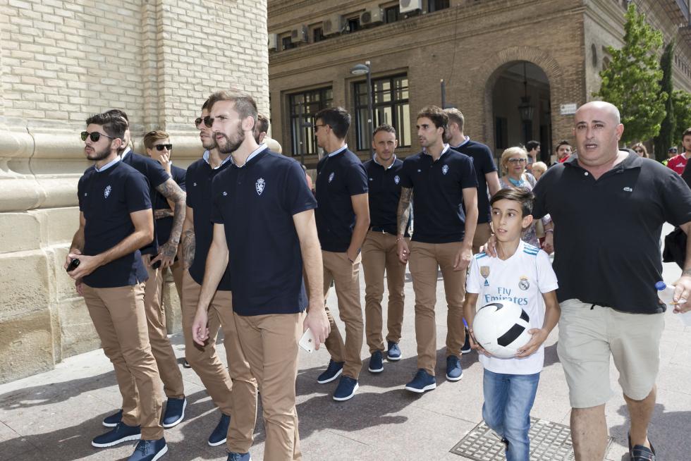 El Real Zaragoza cumple con la ofrenda a la Virgen del Pilar
