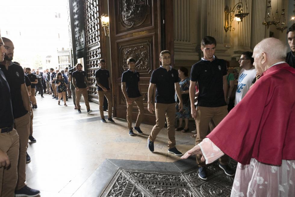 El Real Zaragoza cumple con la ofrenda a la Virgen del Pilar