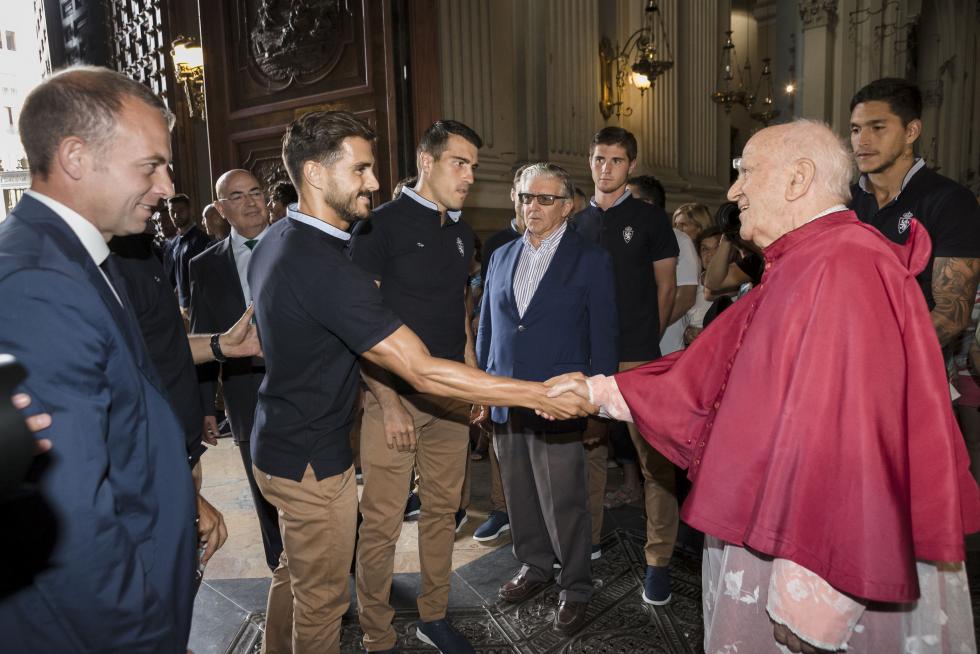 El Real Zaragoza cumple con la ofrenda a la Virgen del Pilar