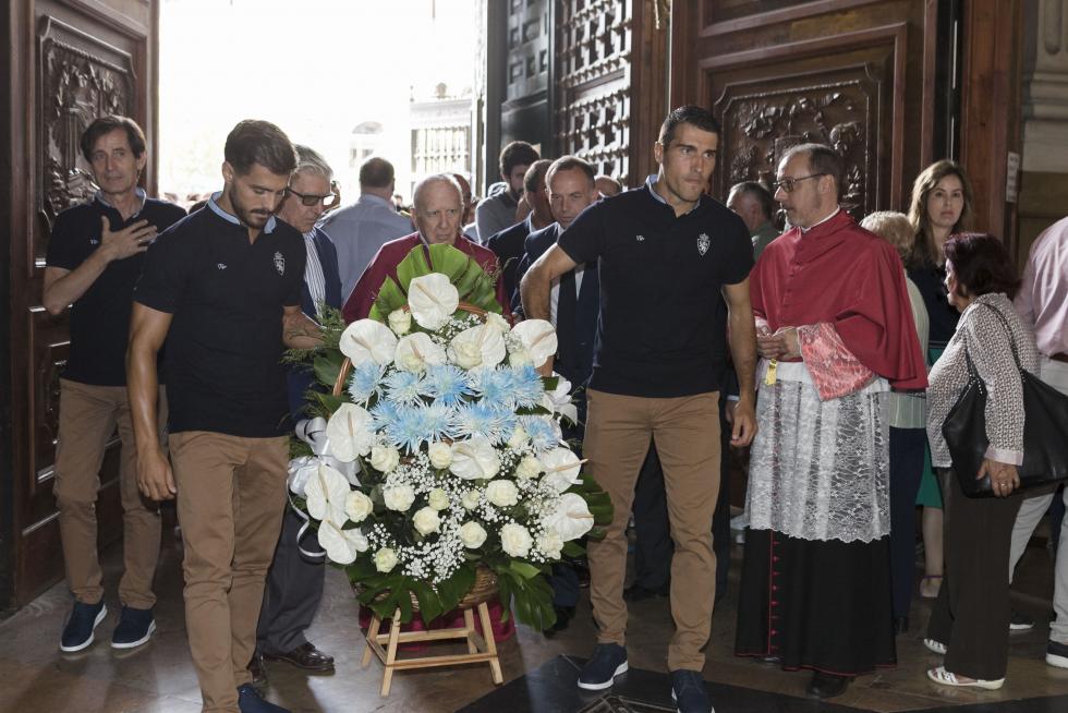 El Real Zaragoza cumple con la ofrenda a la Virgen del Pilar