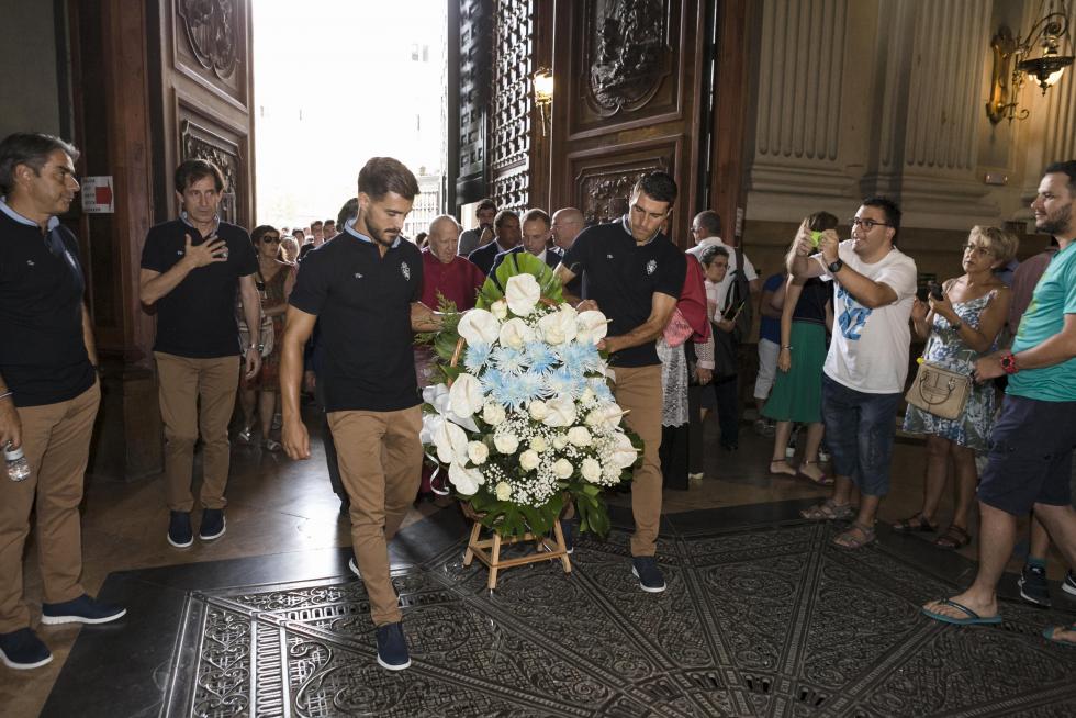 El Real Zaragoza cumple con la ofrenda a la Virgen del Pilar