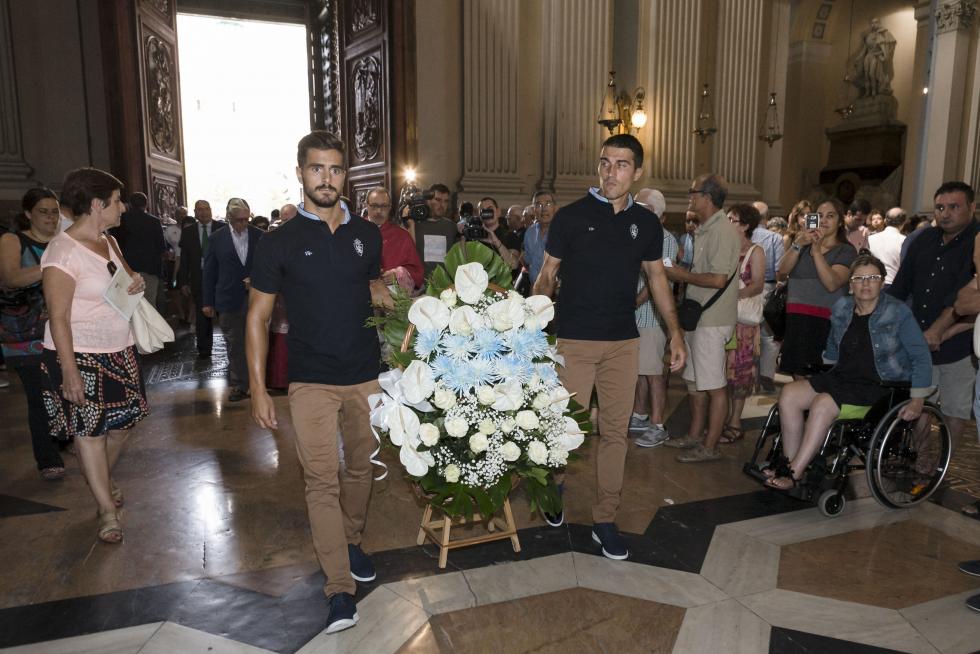 El Real Zaragoza cumple con la ofrenda a la Virgen del Pilar