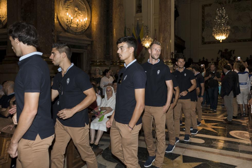 El Real Zaragoza cumple con la ofrenda a la Virgen del Pilar