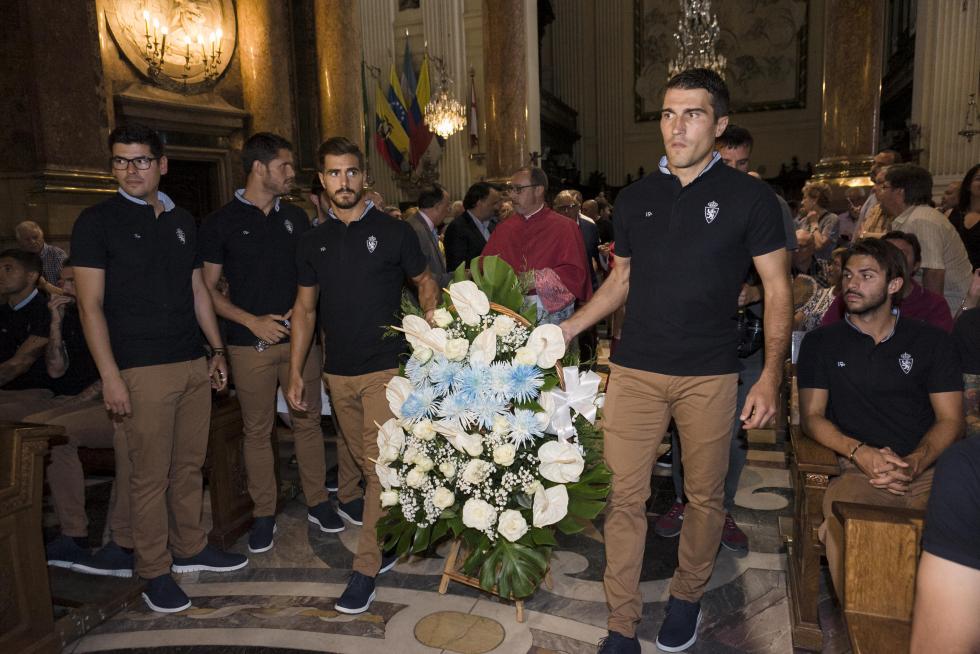 El Real Zaragoza cumple con la ofrenda a la Virgen del Pilar
