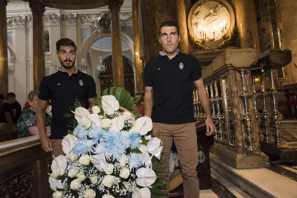 El Real Zaragoza cumple con la ofrenda a la Virgen del Pilar