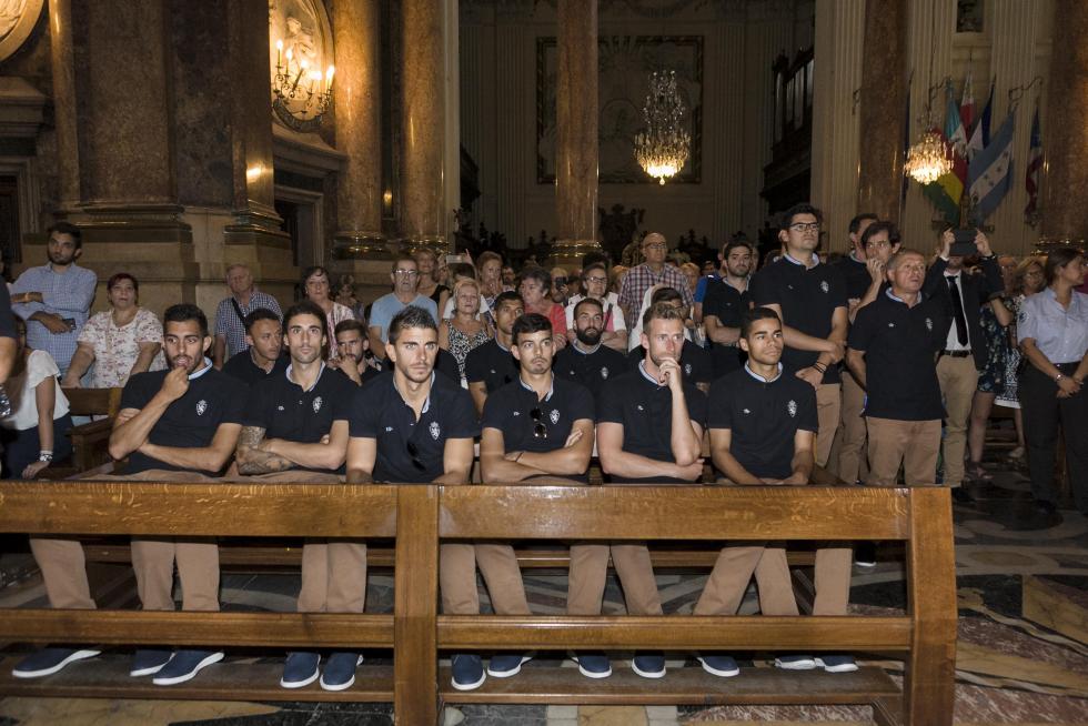 El Real Zaragoza cumple con la ofrenda a la Virgen del Pilar
