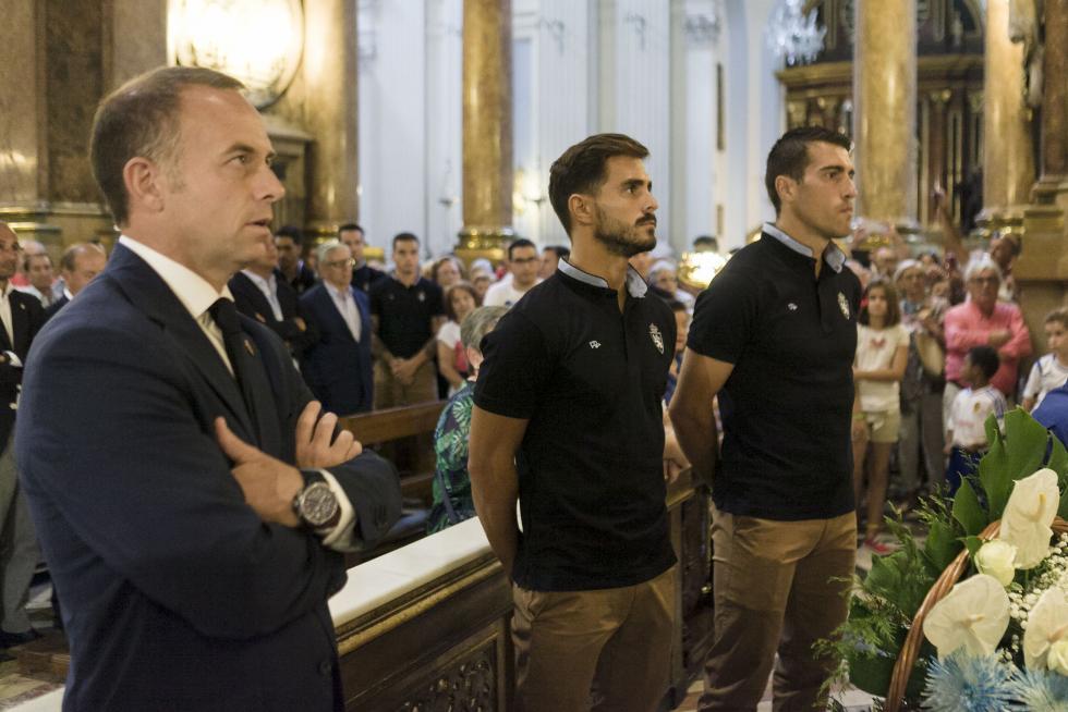 El Real Zaragoza cumple con la ofrenda a la Virgen del Pilar