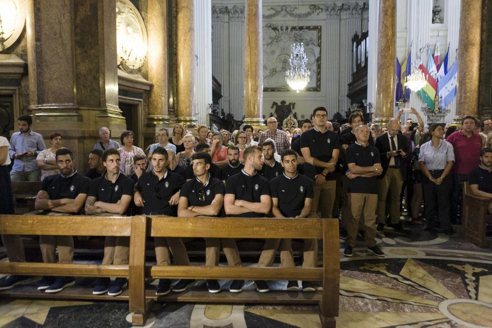 El Real Zaragoza cumple con la ofrenda a la Virgen del Pilar