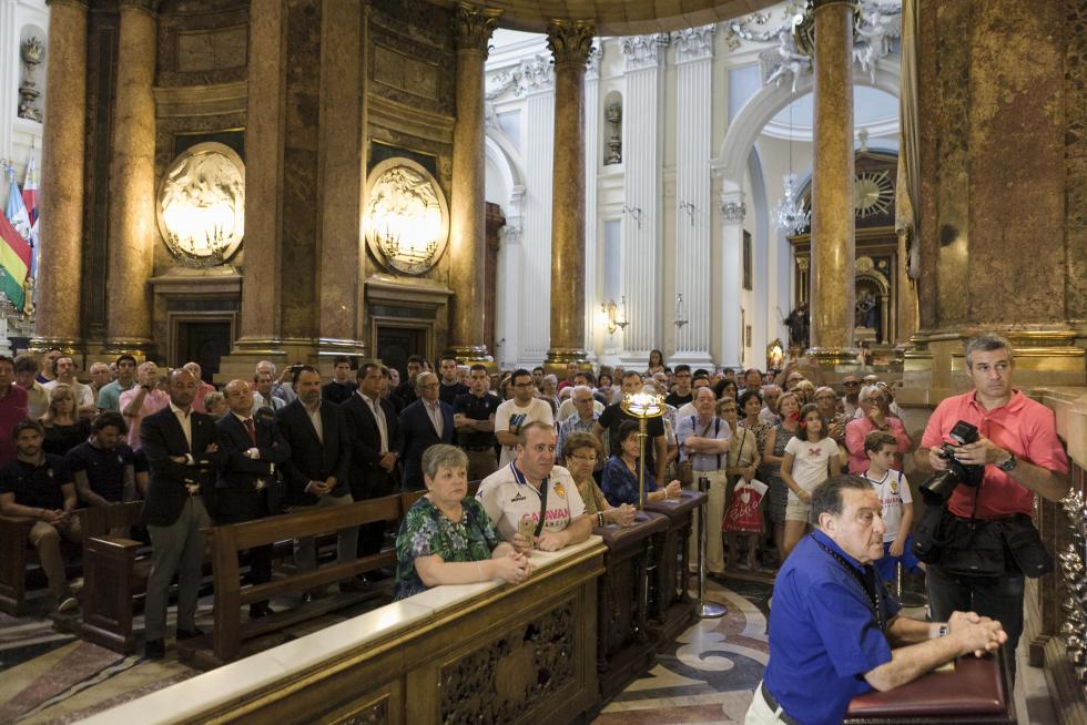 El Real Zaragoza cumple con la ofrenda a la Virgen del Pilar