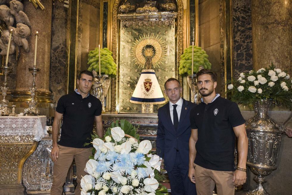 El Real Zaragoza cumple con la ofrenda a la Virgen del Pilar