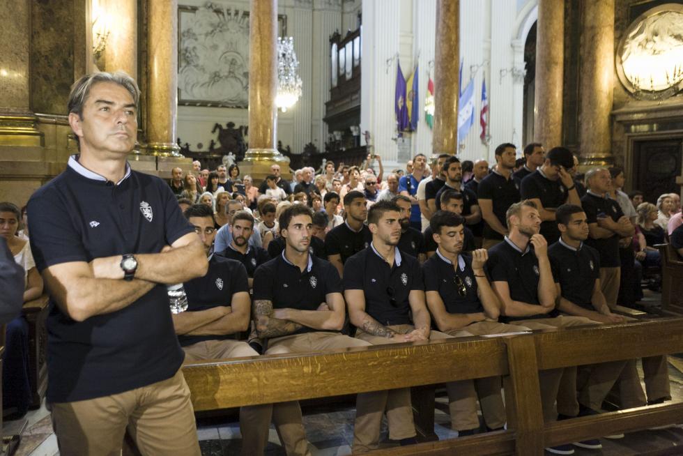 El Real Zaragoza, durante la ofrenda a la Virgen del Pilar el año pasado