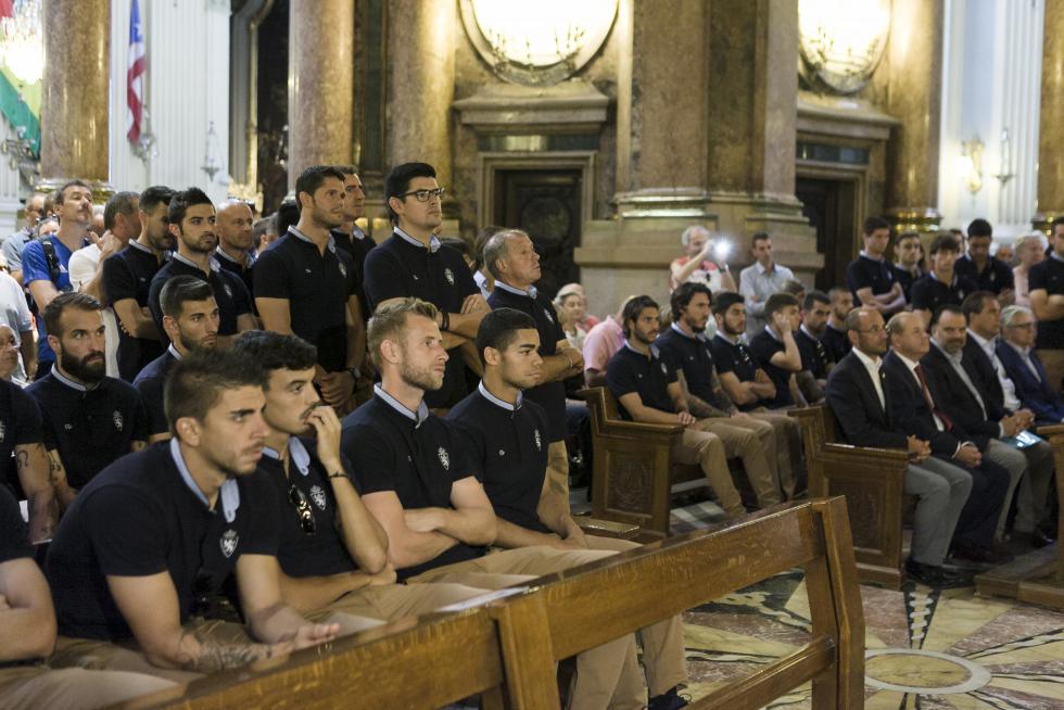 El Real Zaragoza cumple con la ofrenda a la Virgen del Pilar
