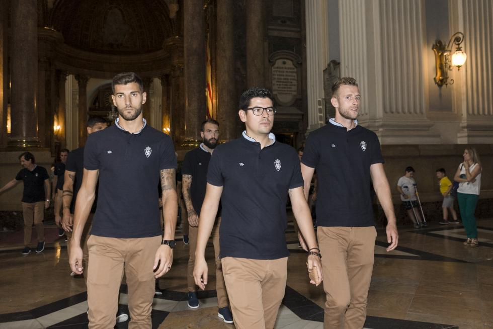 El Real Zaragoza cumple con la ofrenda a la Virgen del Pilar