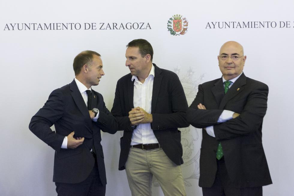 El Real Zaragoza cumple con la ofrenda a la Virgen del Pilar