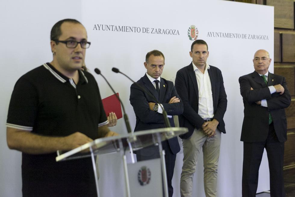 El Real Zaragoza cumple con la ofrenda a la Virgen del Pilar