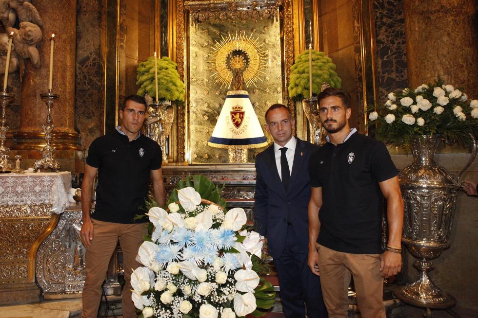 Alberto Zapater y Javi Ros, los dos capitales de la plantilla, junto al presidente Christian Lapetra en la basílica del Pilar.