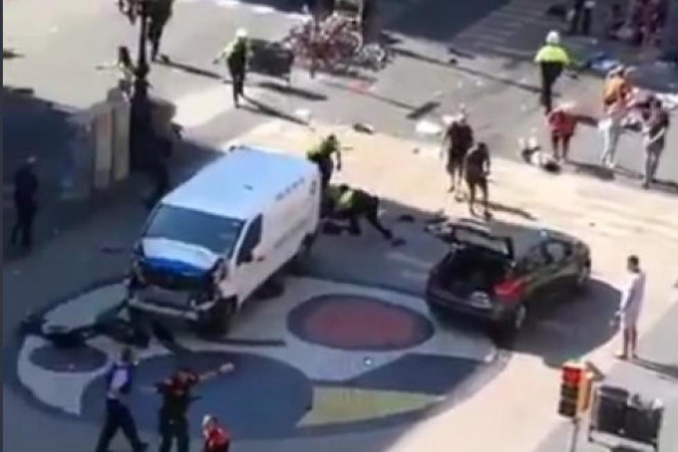 La furgoneta ha dejado a múltiples heridos a su paso. Vía @JaviBeniPani